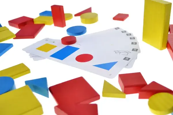 Розвиваюча дерев'яна гра QB700-006 "Логічні блоки Дьєнеша" НУШ 48 дет. qbee купити недорого в Україні, фото 3