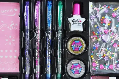 Набір косметики (набір для тату, ручки, блиск, трафарети, наклейки, кісточки) в коробці J-2005 р.31,5*3,5*19,5см купити