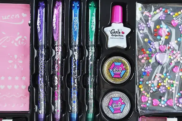 Набір косметики (набір для тату, ручки, блиск, трафарети, наклейки, кісточки) в коробці J-2005 р.31,5*3,5*19,5см купити недорого в Україні, фото 2