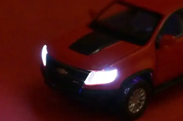 Машина металева 68442 2 кольори, 1:31 Chevy Colorado ZR2, на батарейки: світло і звук, відкриваються двері, в коробці 20x11x10 см Автопром купити недорого в Україні, фото 5