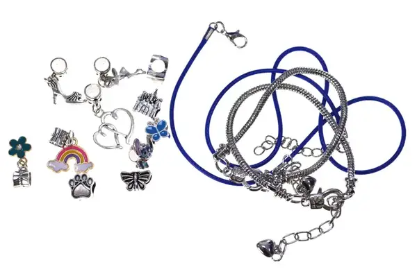 Біжутерія дитяча типу Стіч Пандора, шарми, 2 браслети, шнурок-підвіска, наліпка, в саквояжі купити недорого в Україні, фото 3