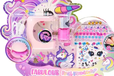 Манікюрний набір T043U лампа, сушарка для лаку з ЮСБ кабелем, наліпки на нігті, лак світиться у темряві, аксес., короб.35*20*5 см купити