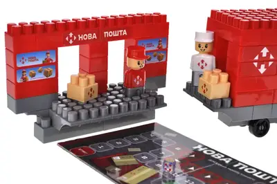 Конструктор блочний QB300-207 "Block&Steps: НОВА ПОШТА. Вантажівка Мрії" + ходилка і гра 3в1, 129дет. qbee купити