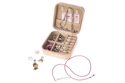 Біжетерія дитяча 458-3 питу пандора Лабубу,шарми,підвіски,2 браслети,шнурок-підвіска,в саквояжі р.9,5x9.5x5см купити