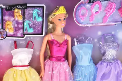 Лялька WG279 з гардеробом, в коробці р.45x5x32 см YG Toys купити