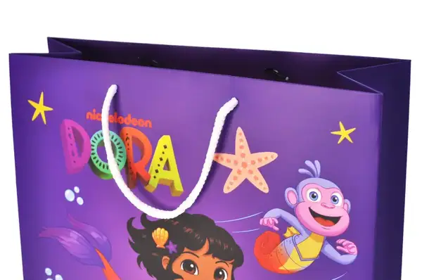 Пакет паперовий M QB004-102 "Дора мандрівниця" р.27x33x11 см qbee купити недорого в Україні, фото 4